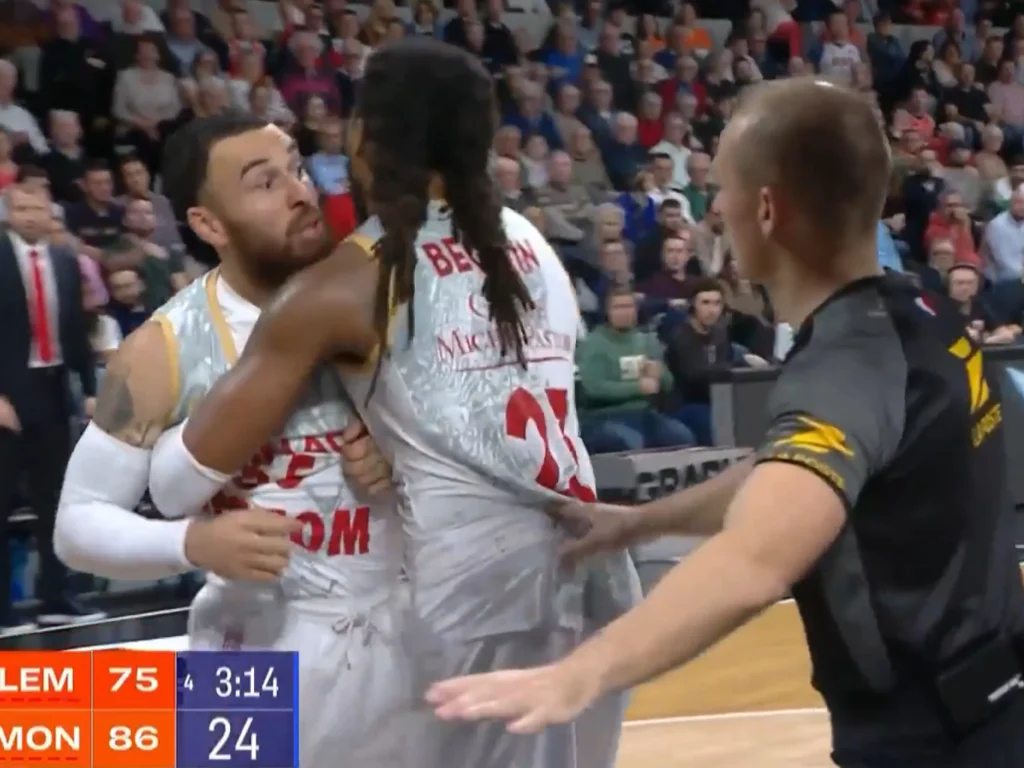 Μαινόμενος ο Μάικ Τζέιμς τα «έψαλλε» στους διαιτητές μετά την αποβολή του – Δείτε βίντεο