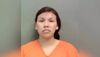 ΗΠΑ: Απελαύνεται η 26χρονη που έστελνε γυμνές φωτογραφίες σε 12χρονο – «Αισχρά μηνύματα βρέθηκαν στο κινητό του»