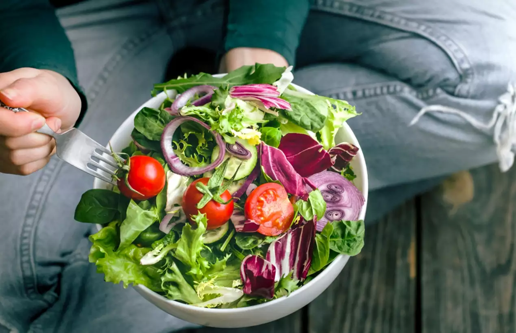 Εκκολπώματα στο έντερο: Τι να τρώτε σε φάση έξαρσης και τι να αποφεύγετε για να μην επιδεινώσετε τα συμπτώματα