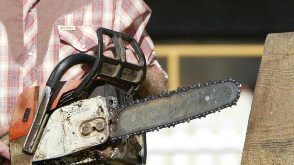 Φρικτή αυτοκτονία στη Γαλλία: Γυναίκα έκοψε με αλυσοπρίονο το λαιμό της σε πάρκινγκ καταστήματος