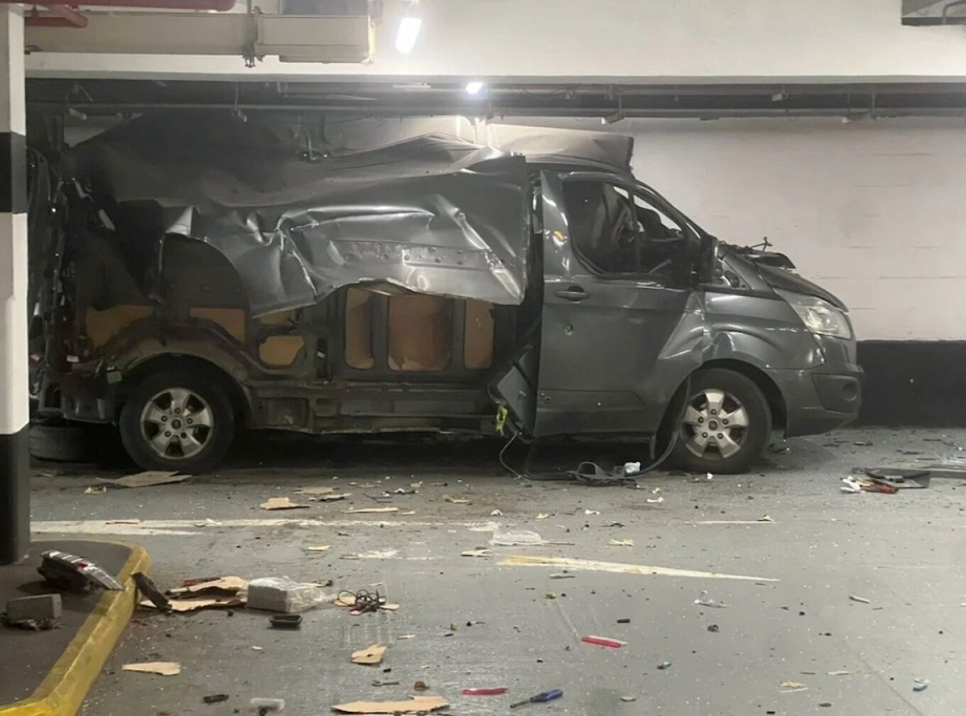 Εξερράγη βαν σε υπόγειο πάρκινγκ του Λονδίνου – Ποια η αιτία της έκρηξης (φωτο)