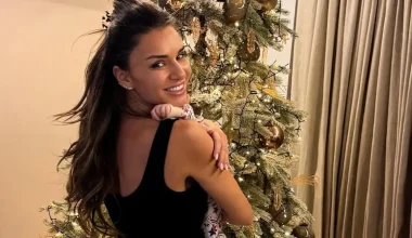 Η Ελένη Τσολάκη πόζαρε μαζί με την 8 μηνών κόρη της μπροστά από το χριστουγεννιάτικο δέντρο: «Το αστέρι το έχω εδώ»