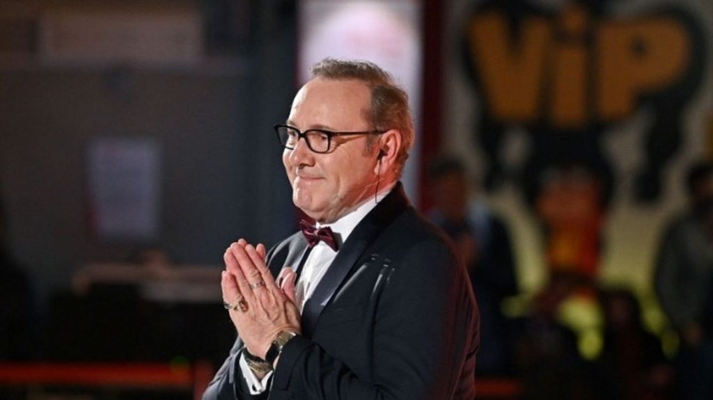 Κέβιν Σπέισι: Καταχειροκροτήθηκε στην Κύπρο κατά την άφιξή του στο Monte Caputo