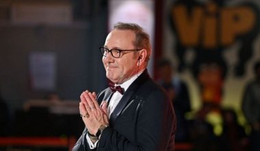 Κέβιν Σπέισι: Καταχειροκροτήθηκε στην Κύπρο κατά την άφιξή του στο Monte Caputo