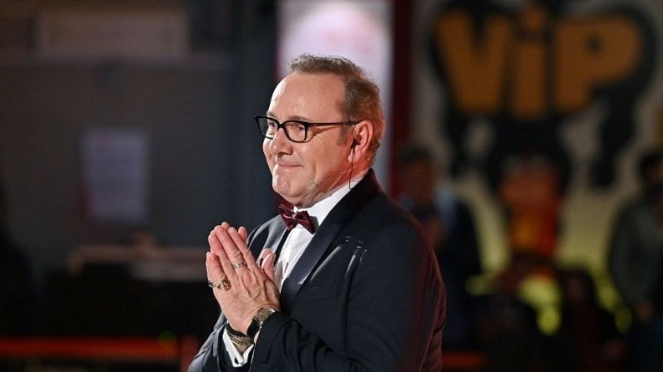 Κέβιν Σπέισι: Καταχειροκροτήθηκε στην Κύπρο κατά την άφιξή του στο Monte Caputo