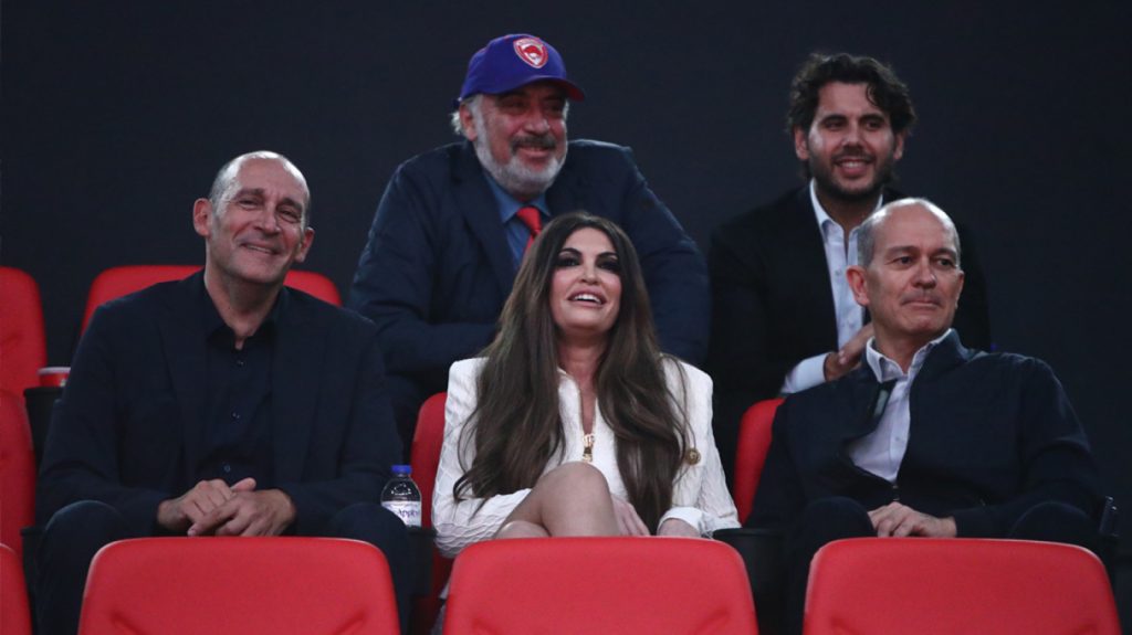 Δείτε το δώρο των Αγγελόπουλων στην Κίμπερλι Γκιλφόιλ – Με χαμόγελο το δέχτηκε η πρέσβης των ΗΠΑ (φωτο)