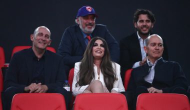 Δείτε το δώρο των Αγγελόπουλων στην Κίμπερλι Γκιλφόιλ – Με χαμόγελο το δέχτηκε η πρέσβης των ΗΠΑ (φωτο)