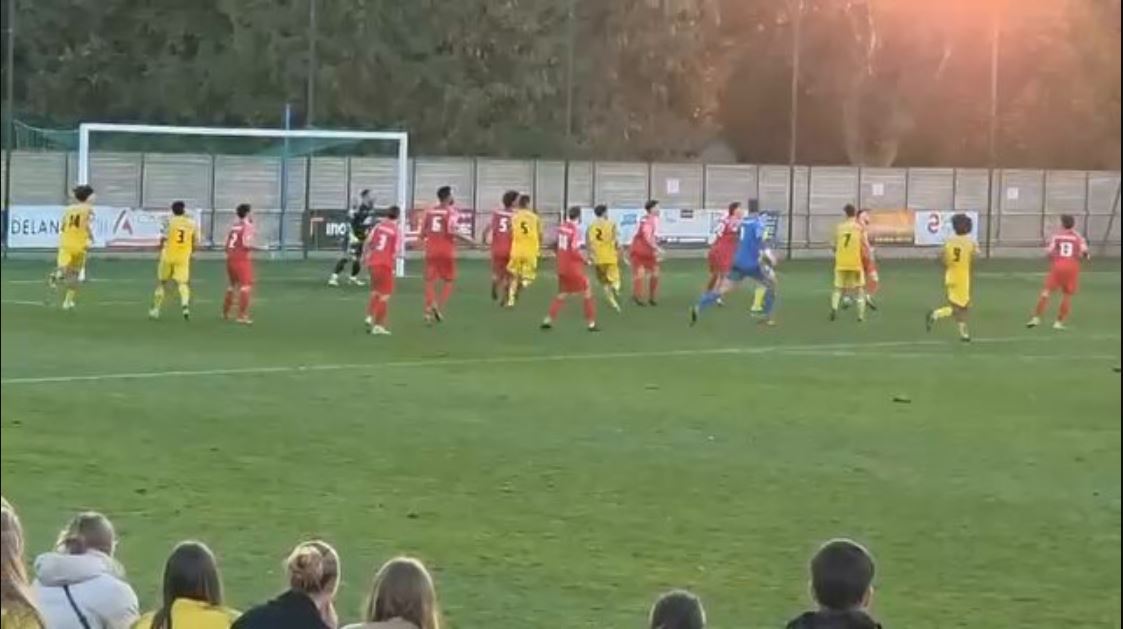 Γαλλία: Τερματοφύλακας σκόραρε με εντυπωσιακό ψαλιδάκι στο 90+8′ – Έγινε ήρωας και στα πέναλτι (βίντεο)