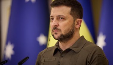 Le Monde: «Το σκάνδαλο διαφθοράς έχει αποδυναμώσει τον Ζελένσκι»