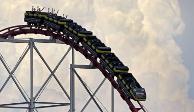 Στοκχόλμη: Η στιγμή που γυναίκα εκτοξεύεται από τα 6 μέτρα από ελαττωματικό τρενάκι λούνα παρκ (βίντεο)