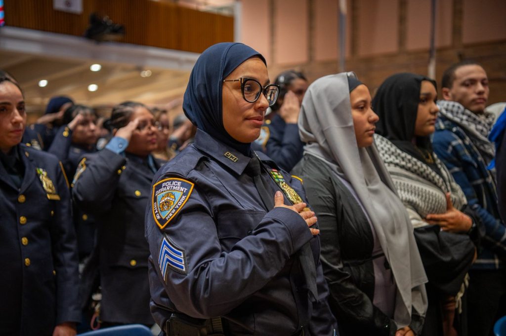 Η εποχή Ζ.Μαμντάνι ξεκίνησε: Η αστυνομία εκπαιδεύει τις γυναίκες της Νέας Υόρκης πως να φοράνε το χιτζάμπ! (βίντεο)