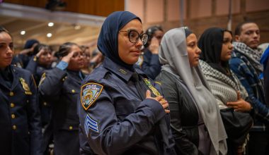 Η εποχή Ζ.Μαμντάνι ξεκίνησε: Η αστυνομία εκπαιδεύει τις γυναίκες της Νέας Υόρκης πως να φοράνε το χιτζάμπ! (βίντεο)