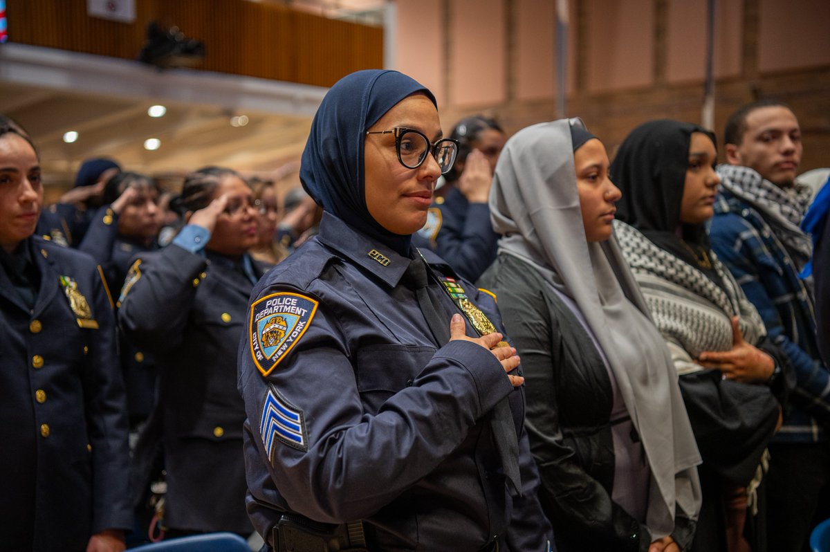 Η εποχή Ζ.Μαμντάνι ξεκίνησε: Η αστυνομία εκπαιδεύει τις γυναίκες της Νέας Υόρκης πως να φοράνε το χιτζάμπ! (βίντεο)