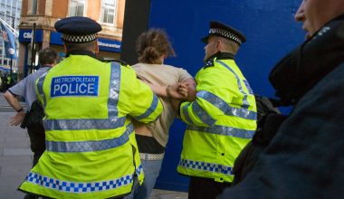 Υπό διωγμό η ελευθερία του λόγου στη Βρετανία: 10.000 συλλήψεις για αναρτήσεις στο διαδίκτυο το 2024!