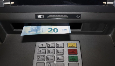 Το νέο κόλπο των επιτήδειων με το… ξεχασμένο χαρτονόμισμα στα ΑΤΜ – Πώς να μην πέσετε θύμα