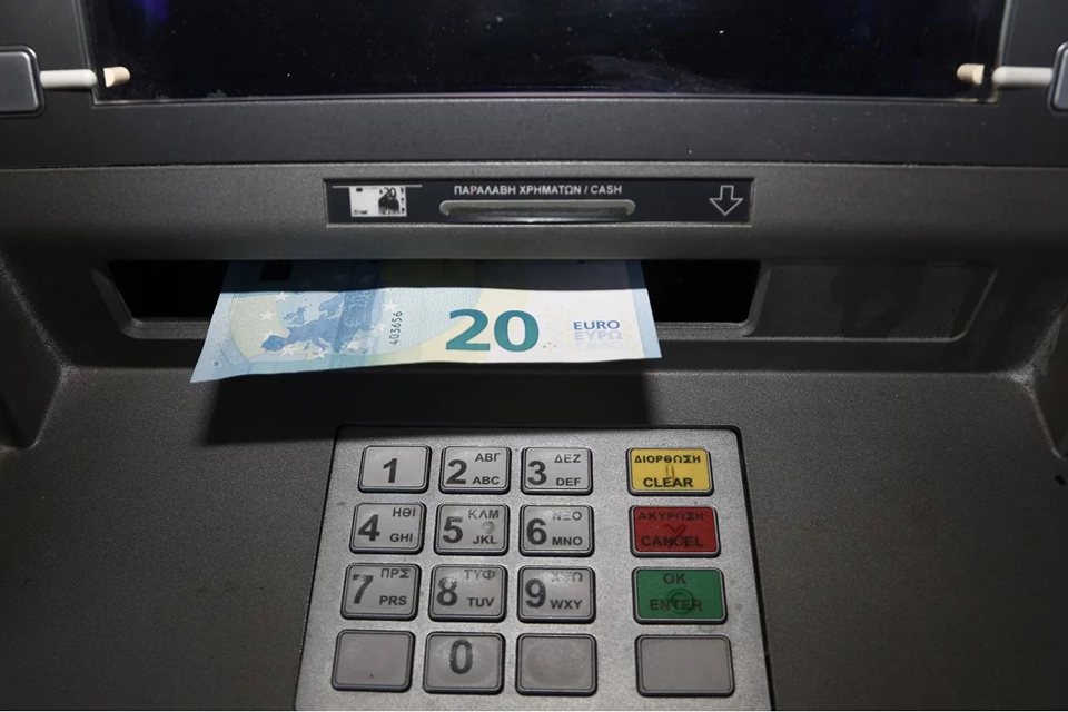 Το νέο κόλπο των επιτήδειων με το… ξεχασμένο χαρτονόμισμα στα ΑΤΜ – Πώς να μην πέσετε θύμα