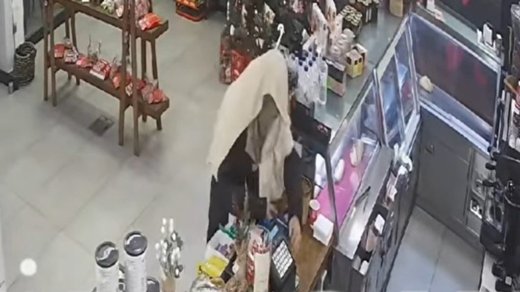 Απίστευτη ληστεία σε καφέ στην Ηλεία: Πήγε με κατσαβίδι και… κουβέρτα στο κεφάλι (βίντεο)