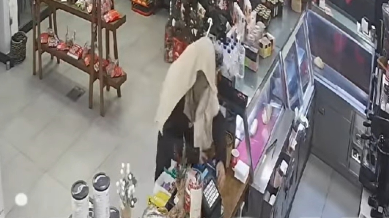 Απίστευτη ληστεία σε καφέ στην Ηλεία: Πήγε με κατσαβίδι και… κουβέρτα στο κεφάλι (βίντεο)