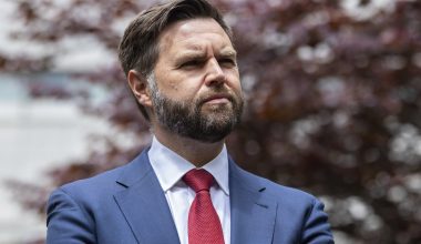 Βανς για τα χρόνια του CΟVID-19: «Το εμπιστεύσου την επιστήμη είχε γίνει σλόγκαν για να φιμωθεί η  αντίθετη άποψη»