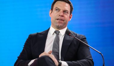 Σ.Κασσελάκης για Α.Τσίπρα: «Προσβολή στα άλογα αν λέμε ότι έρχεται καλπάζοντας»