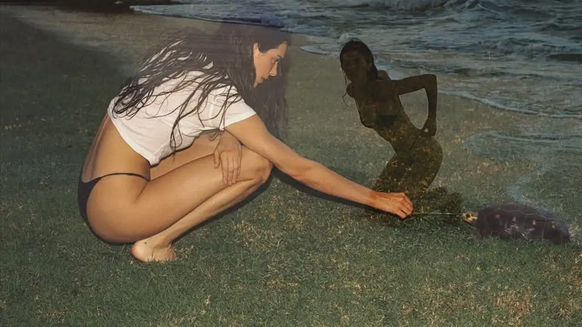 Κ.Τζένερ on fire: Με μικροσκοπικό μπικίνι στην παραλία… και όποιος αντέξει (φωτό)