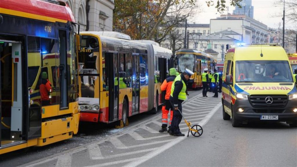 Παραλίγο τραγωδία στην Πολωνία: Σύγκρουση λεωφορείου με δύο τραμ – 24 τραυματίες, οι 3 σε κρίσιμη κατάσταση
