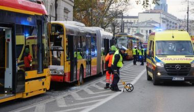 Παραλίγο τραγωδία στην Πολωνία: Σύγκρουση λεωφορείου με δύο τραμ – 24 τραυματίες, οι 3 σε κρίσιμη κατάσταση