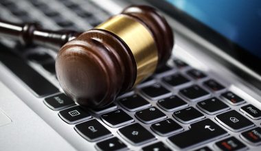 Νέο «κύμα» πλειστηριασμών από την ΑΑΔΕ: Βγάζει στο «σφυρί» αποθήκες, κατοικίες και οικόπεδα