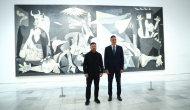 Ο Β.Ζελένσκι έφυγε από την Ισπανία βάζοντας 615 εκατ. ευρώ στην τσέπη με φόντο την… Γκουέρνικα