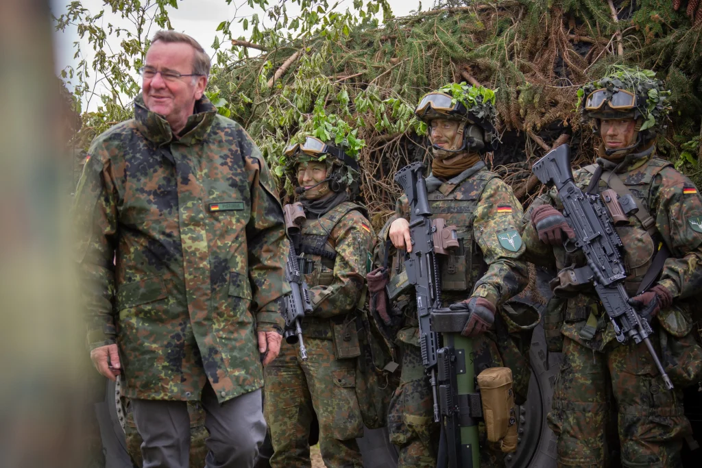 Ο Γερμανός ΥΠΑΜ εξήγησε γιατί είναι ανώφελο να αποθηκεύονται τα drones – Τι είπε για την Ρωσία