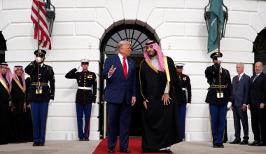 Ο Ν.Τραμπ υποδέχθηκε με κόκκινο χαλί και θερμή χειραψία τον Μπιλ Σαλμάν στον Λευκό Οίκο – Δείτε βίντεο