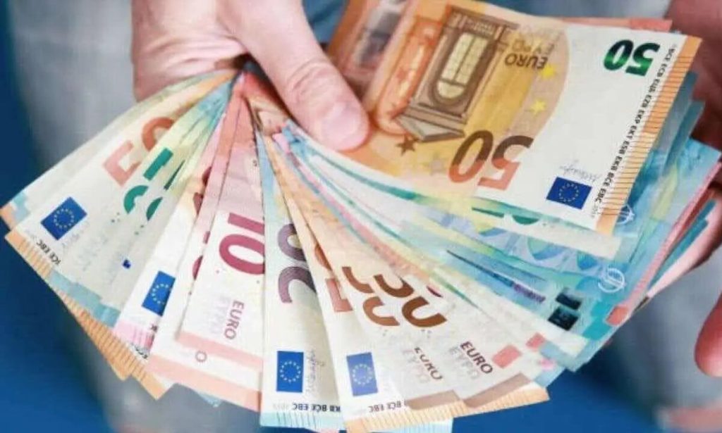 Γαλλικά ΜΜΕ για αποπληρωμή χρέους της Ελλάδας: «Ο τζίτζικας που καταλήγει να δανείζει τον μέρμηγκα»