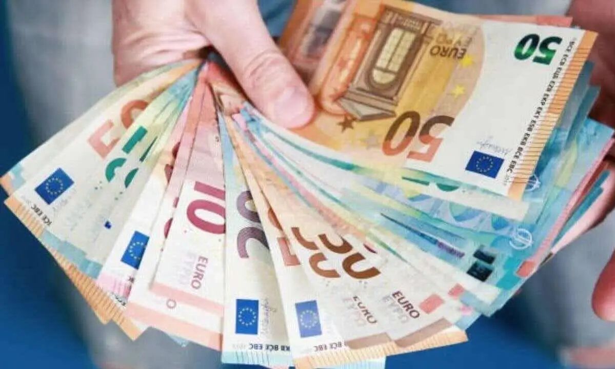 Γαλλικά ΜΜΕ για αποπληρωμή χρέους της Ελλάδας: «Ο τζίτζικας που καταλήγει να δανείζει τον μέρμηγκα»