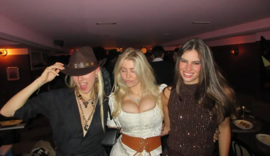 Κλεμεντίν Βον: Η 21χρονη κόρη της Κλόντια Σίφερ πόζαρε με «εκτυφλωτικό» μπούστο και τους «τρέλανε» όλους (φώτο)