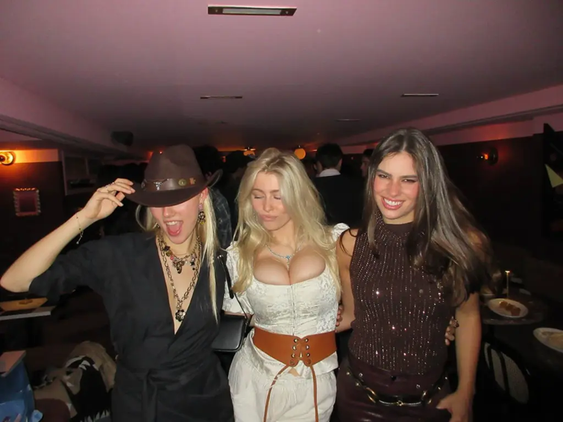 Κλεμεντίν Βον: Η 21χρονη κόρη της Κλόντια Σίφερ πόζαρε με «εκτυφλωτικό» μπούστο και τους «τρέλανε» όλους (φώτο)