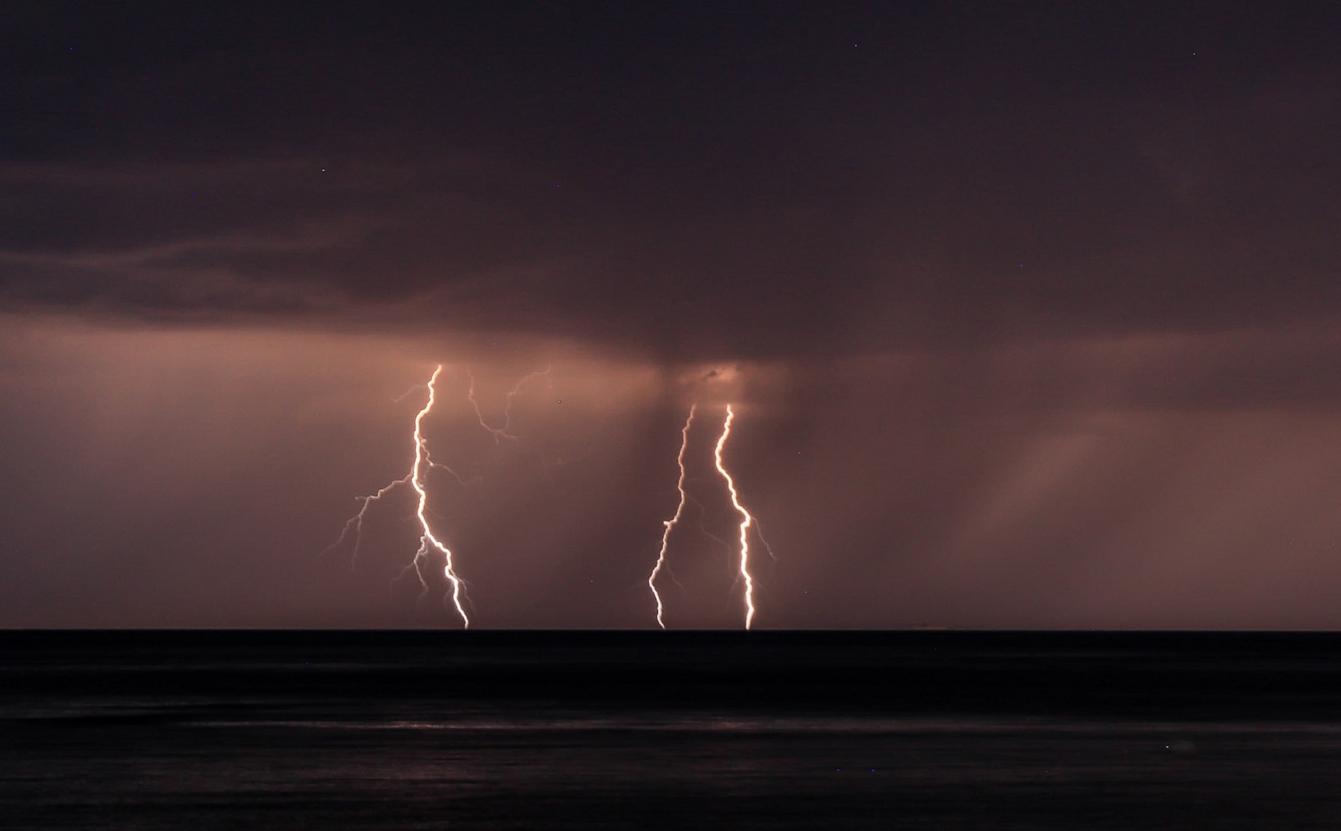 Πάνω από 6.000 κεραυνοί σε Ήπειρο και βόρειο Ιόνιο – Μεγάλος όγκος νερού σε 8 περιοχές