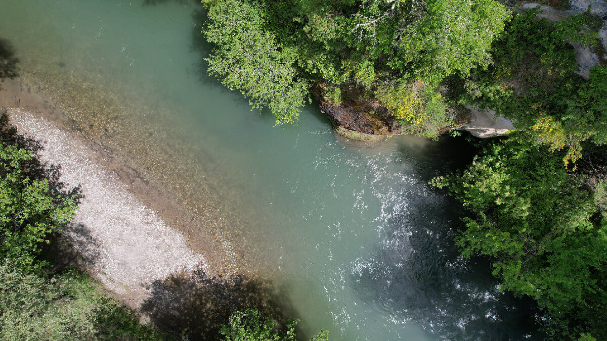 Ισχυρές βροχοπτώσεις στο Νεστόριο Καστοριάς: Yπερχείλισε ο ποταμός Αλιάκμονας – Δείτε εικόνες