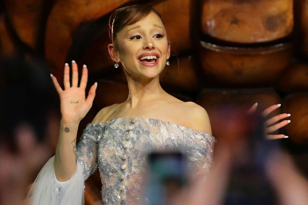 Βίντεο: Η στιγμή που η Αριάνα Γκράντε ζητά από τους φωτογράφους να μην φωνάζουν