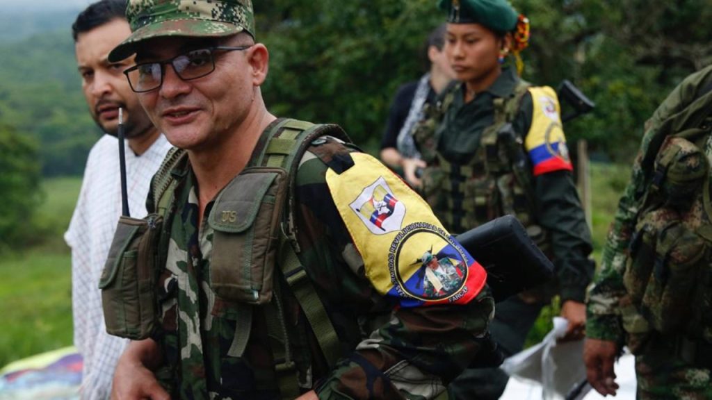 Κολομβία: Ο ηγέτης της αντάρτικης FARC απείλησε να διακόψει την διεξαγωγή των προεδρικών εκλογών του 2026 (βίντεο)