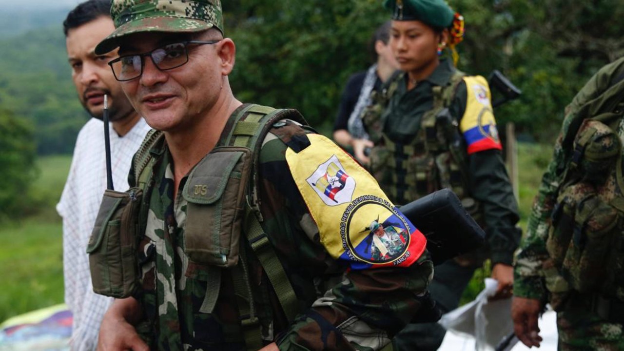 Κολομβία: Ο ηγέτης της αντάρτικης FARC απείλησε να διακόψει την διεξαγωγή των προεδρικών εκλογών του 2026 (βίντεο)