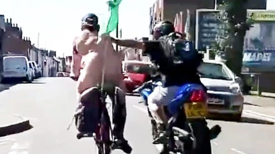 Βίντεο: Η στιγμή που γυμνός ποδηλάτης στη Βρετανία δέχεται μπουνιά από μοτοσικλετιστή και πέφτει στο οδόστρωμα!