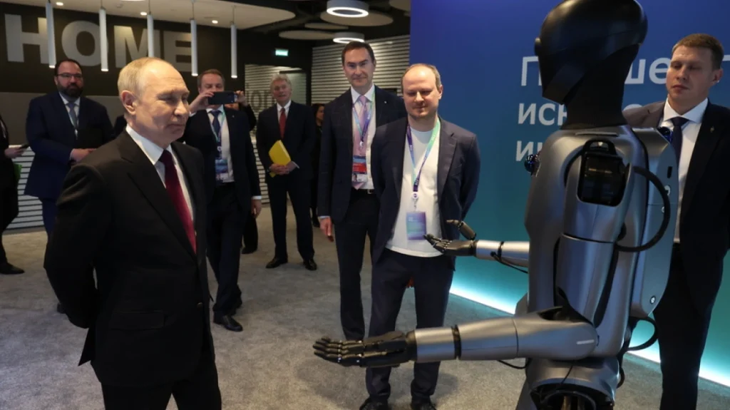 Βίντεο: Η στιγμή που ανθρωποειδές ρομπότ συστήνεται στον Β.Πούτιν και χορεύει!