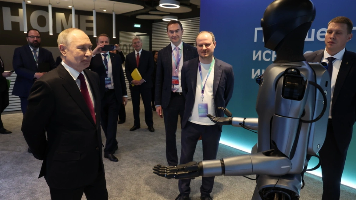 Βίντεο: Η στιγμή που ανθρωποειδές ρομπότ συστήνεται στον Β.Πούτιν και χορεύει!