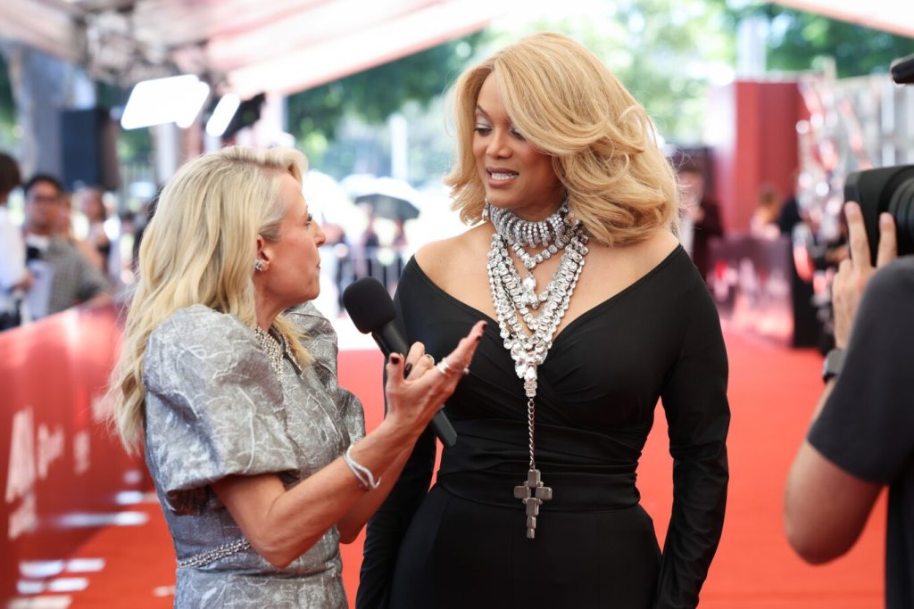 Ανανεωμένη η Τάιρα Μπανκς στην εμφάνισή της στο κόκκινο χαλί των ARIA Awards 2025 – Δείτε φωτογραφίες