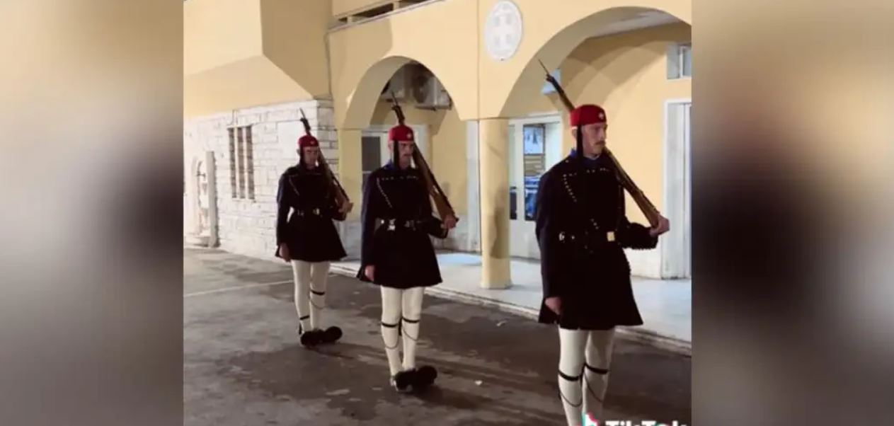 Συγκινητική στιγμή: Εύζωνες δάκρυσαν κατά την τελευταία τους υπηρεσία – Δείτε βίντεο