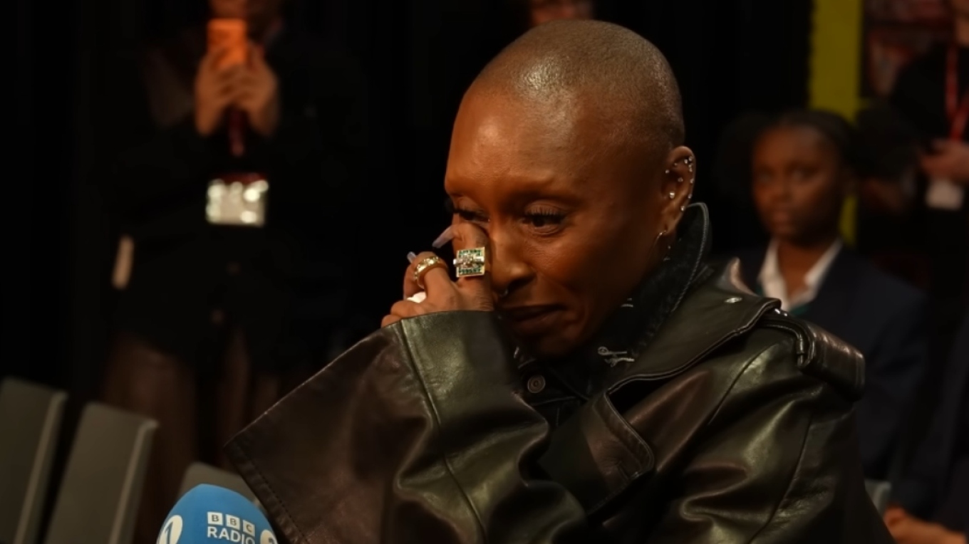 Δάκρυσε η Κύνθια Ερίβο όταν επισκέφθηκε το σχολείο όπου φοιτούσε: «Να κυνηγάτε τα όνειρά σας» – Δείτε βίντεο