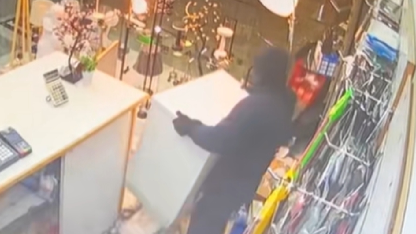 Περιστέρι: Κουκουλοφόροι ξάφρισαν κατάστημα με ηλεκτρονικά είδη μέσα σε δυο λεπτά – Δείτε βίντεο
