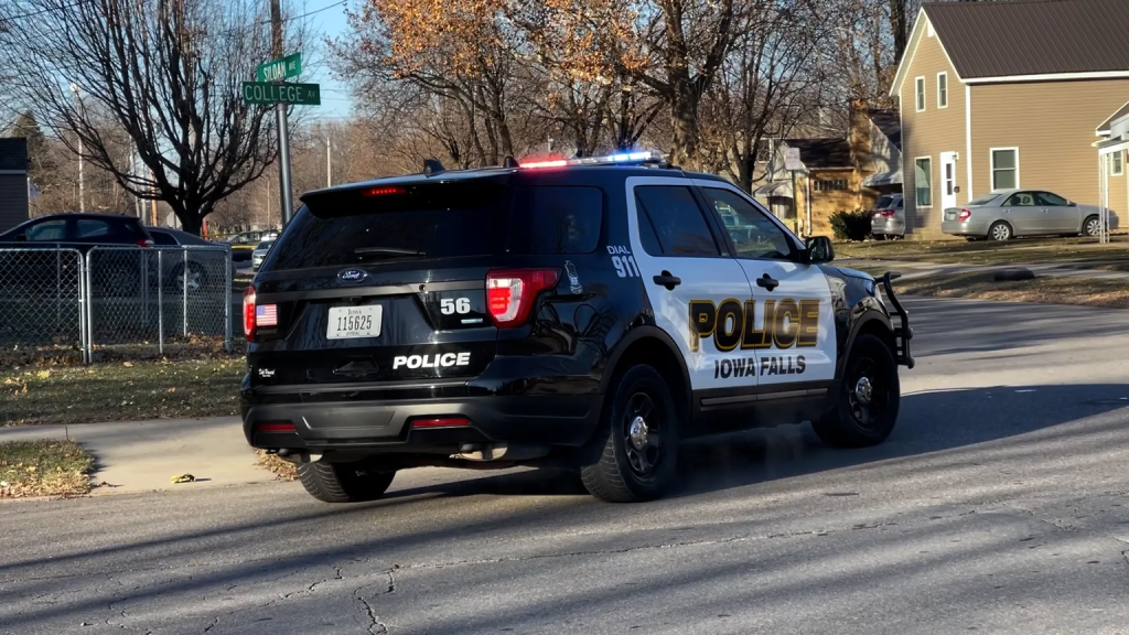 ΗΠΑ: Οδηγός στην Αϊόβα αγνόησε το σήμα αστυνομικών, μπήκε στο αντίθετο ρεύμα και «καρφώθηκε» σε αυτοκίνητα (βίντεο)