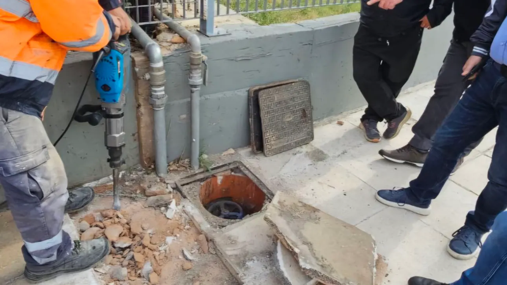 Οικισμός στη Μάνδρα έπαιρνε νερό με λάστιχο 1,5 χλμ. από… δημοτική παροχή!