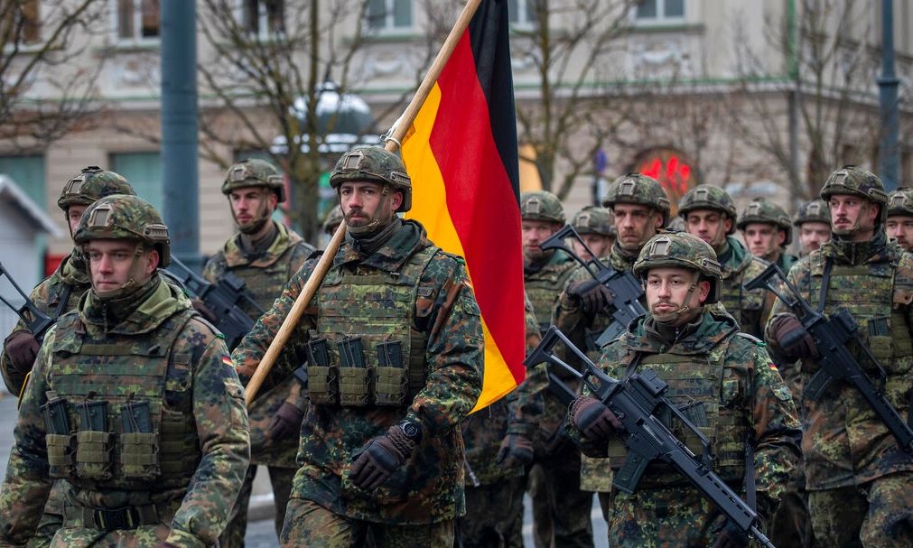 Ο ηγέτης της Αριστεράς στην Γερμανία προτείνει τρόπους να αποφύγουν οι νέοι την θητεία: «Καπνίστε μαριχουάνα»!